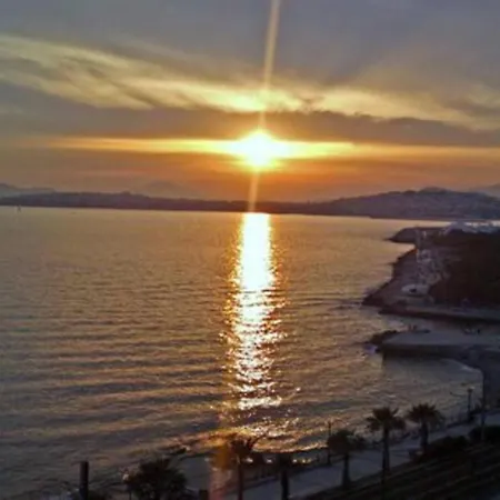 Apartment One Block From The Sea 10'minutes From Acropolis
